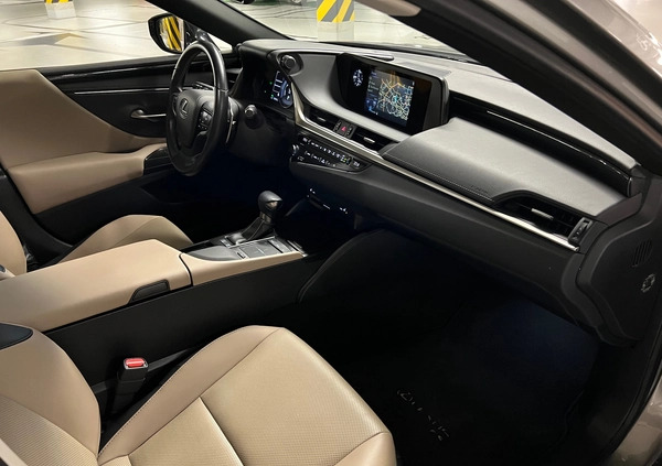 Lexus ES cena 135000 przebieg: 47000, rok produkcji 2019 z Wrocław małe 667